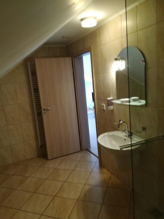 Hotel Dennis Mediaş Eksteriør bilde