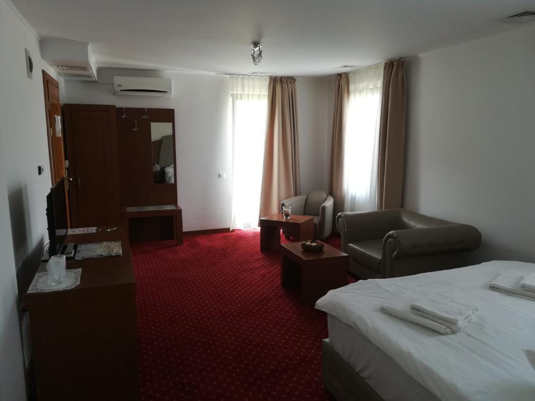 Hotel Dennis Mediaş Eksteriør bilde