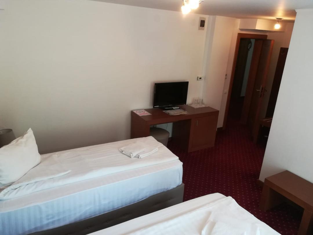 Hotel Dennis Mediaş Eksteriør bilde