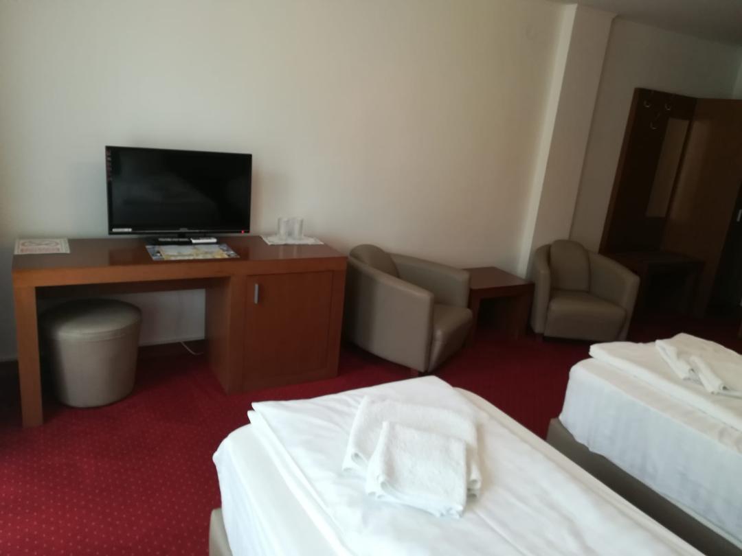 Hotel Dennis Mediaş Eksteriør bilde