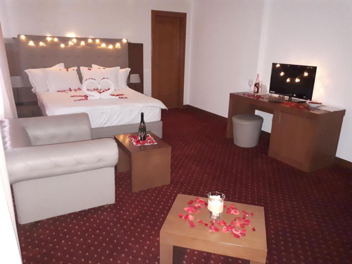 Hotel Dennis Mediaş Eksteriør bilde